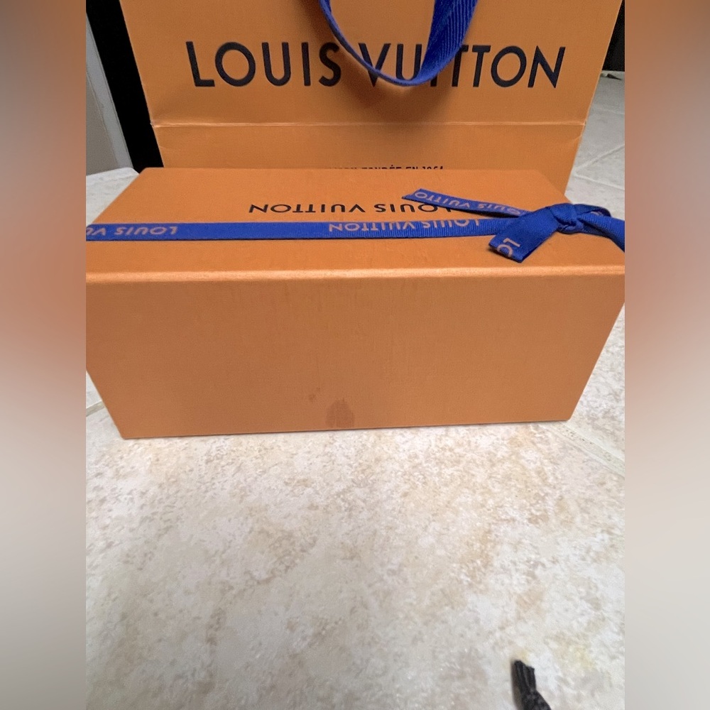 SOLD!!!!!!RARE✨LV men’s Epi Audrey sunglasses w/case, box, bag and COA - Picture 11 of 16